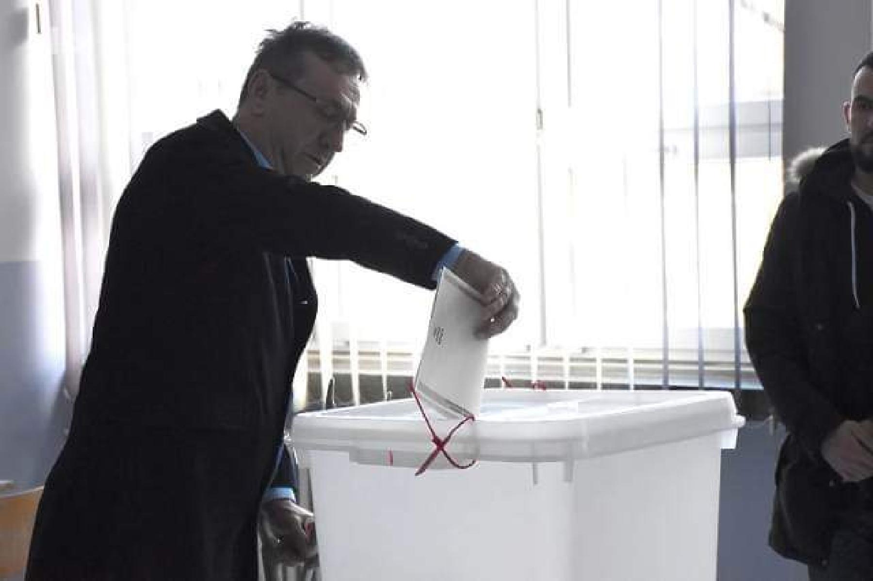 Kandidat Stranke demokratske akcije za načelnika Bihaća Hamdija Abdić glasao je na biračkom mjestu OŠ Harmani II.