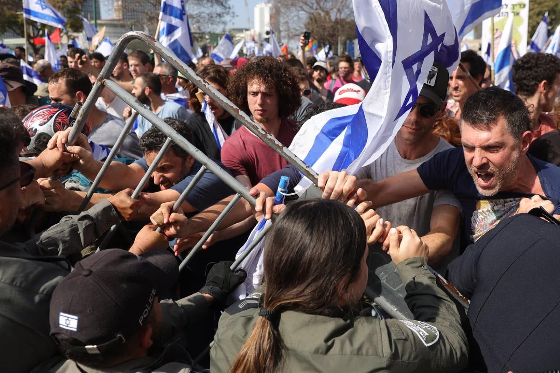 Haos na demonstracijama u Izraelu: Građani blokirali Tel Aviv, policija koristila šok granate