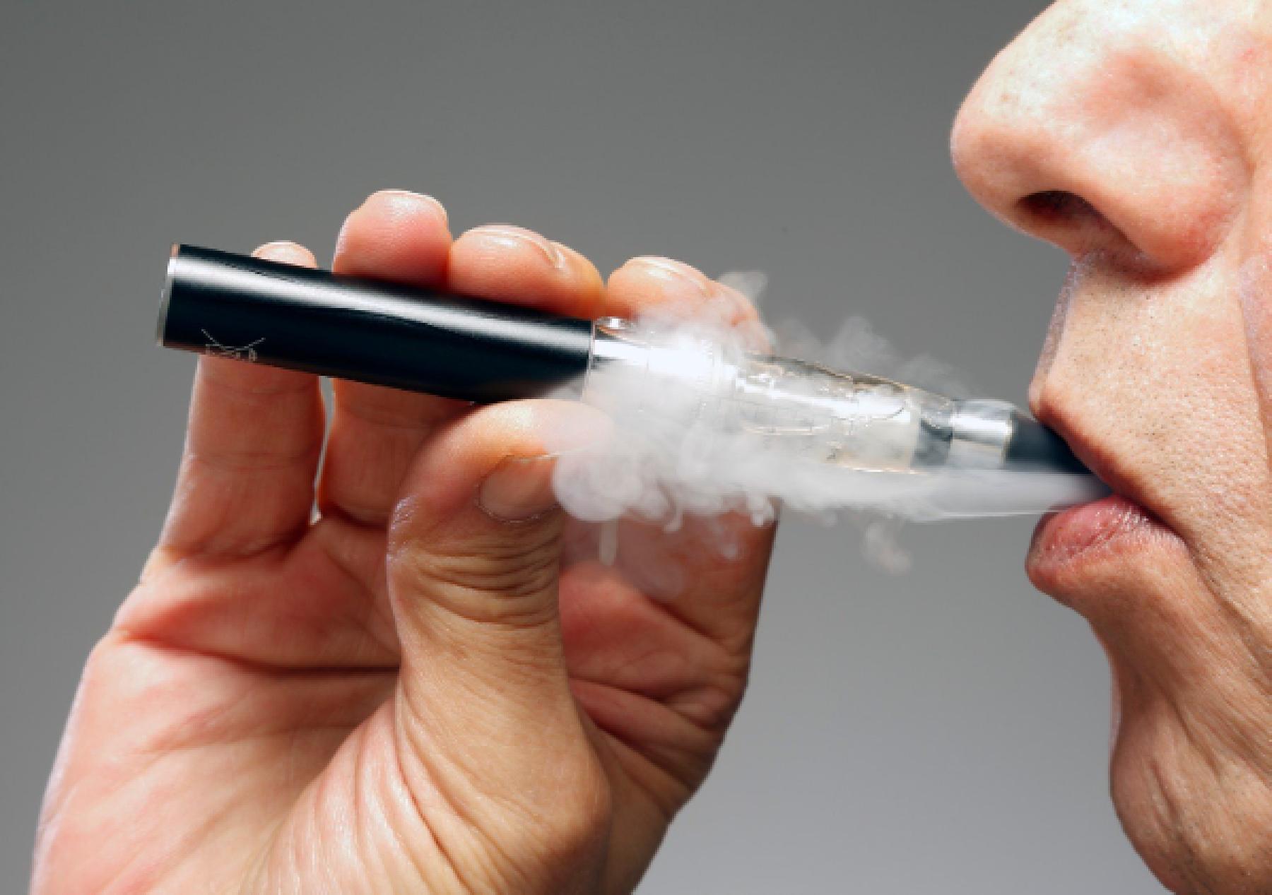 Svaki deseti učenik puši e-cigarete, ljekari upozoravaju da uzrokuju novu vrstu upale pluća