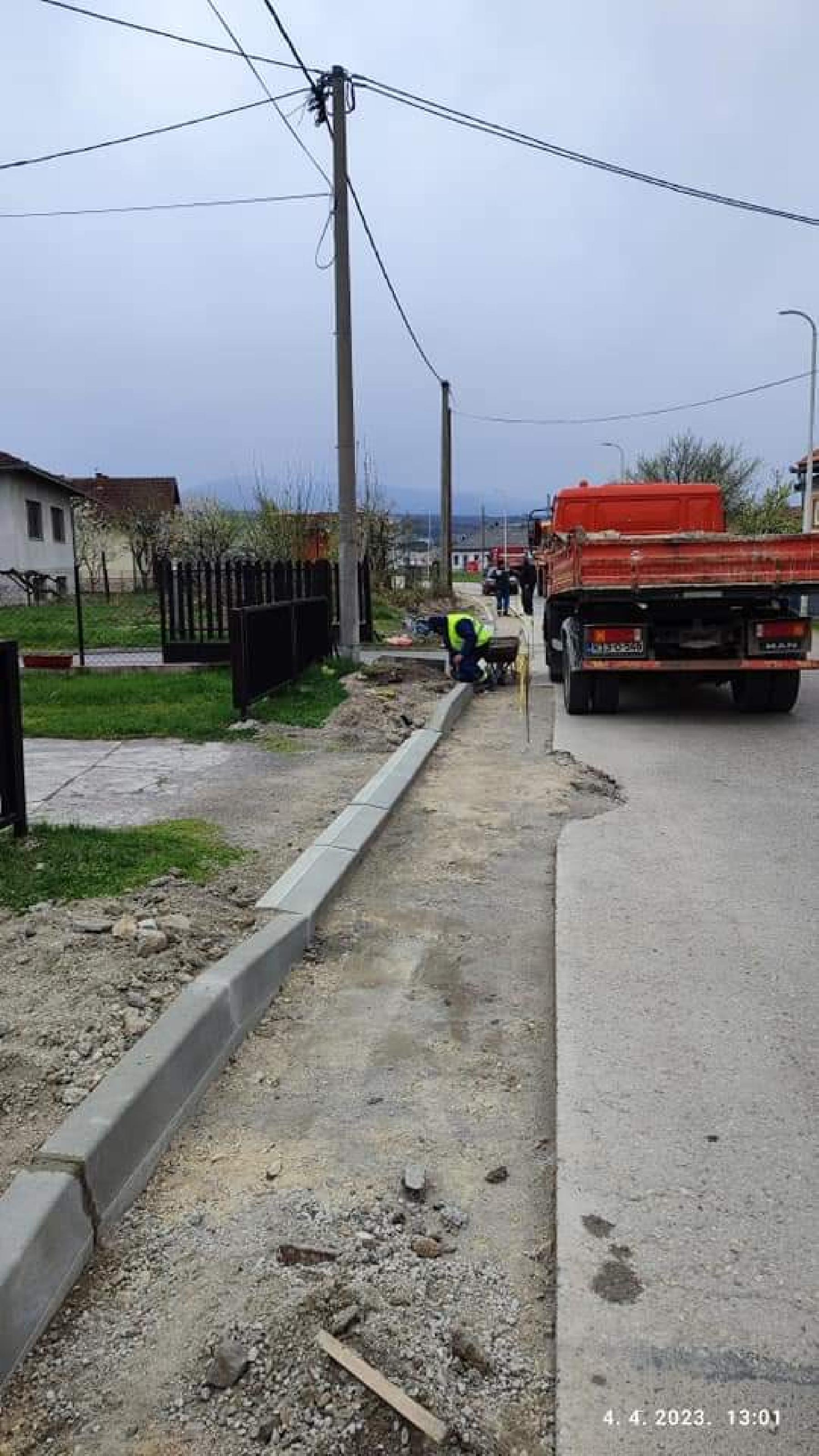  U toku su radovi na izradi trotoara u ulici Hatinačkih branilaca.yddt