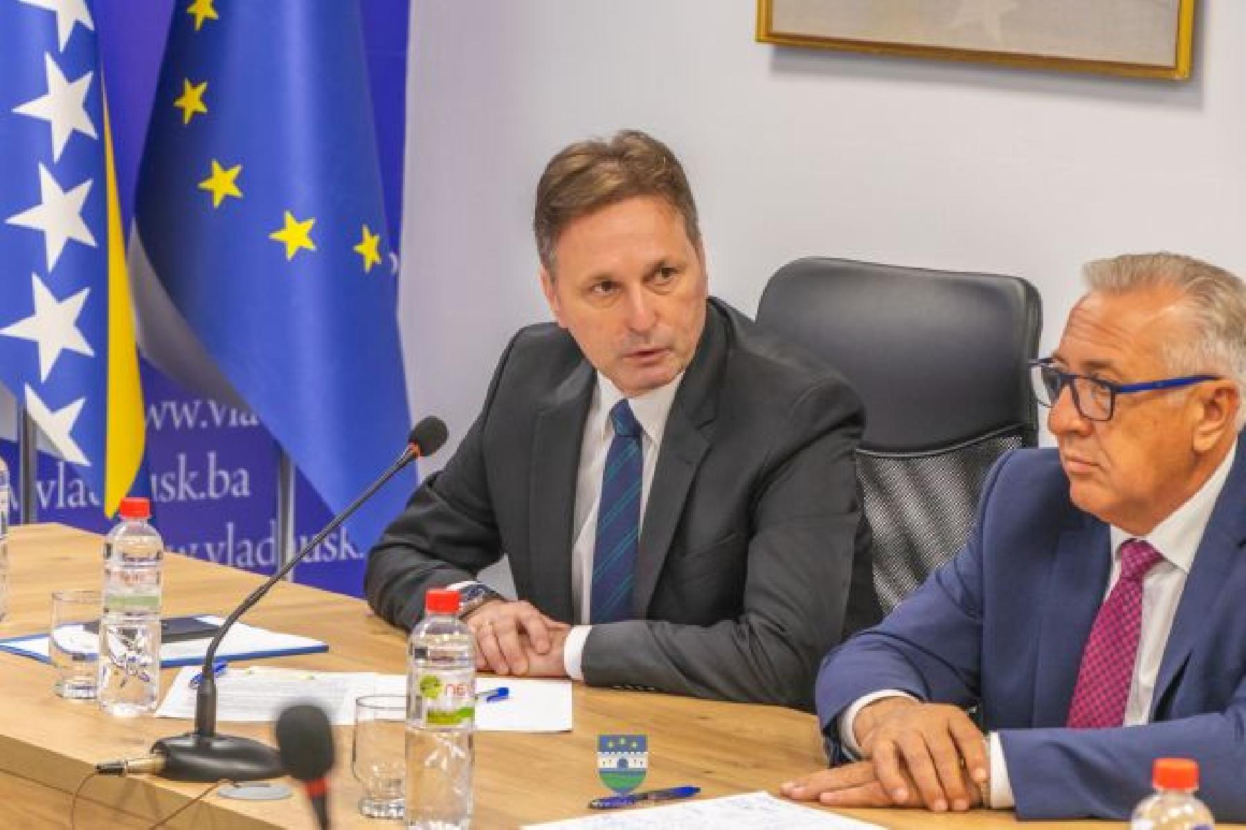 Službena posjeta USK:Federalni ministar Kemal Hrnjić susreo se sa premijerom USK-a Mustafom Ružnićem i bihaćkim gradonačelnikom Elvedinom Sedićem