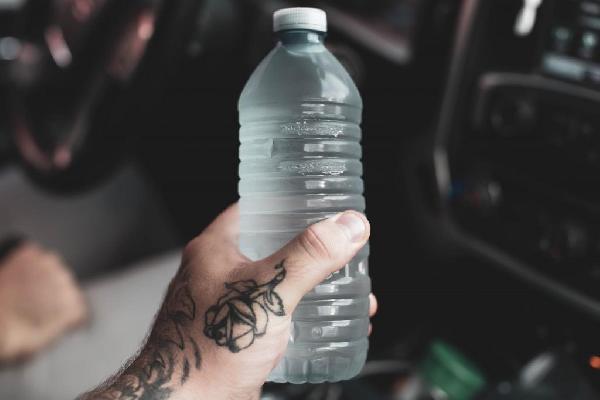 Zašto biste odmah trebali prestati piti vodu iz plastičnih boca?