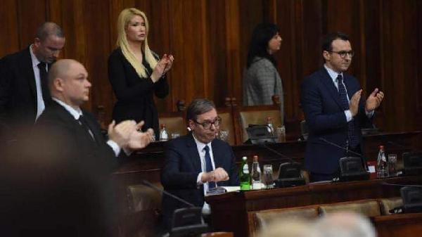 Vučić proveo 11 sati u Skupštini Srbije: Govorio o snajperu iznad Sarajeva i da li mu je otac Fahri Musliu