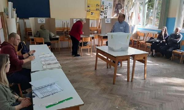 Do 15 sati glasalo oko 23,44 posto građana Bihaća; odnosno 13.255 birača