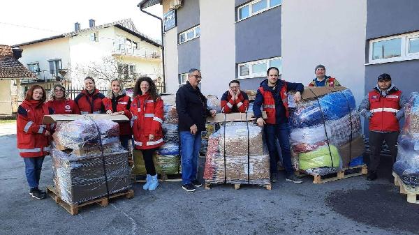 Dva šlepera, dva kamiona i dva kombija pomoći poslani iz Crvenog krsta USK za Tursku (FOTO)