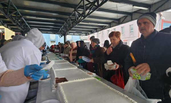Građani Bihaća na degustaciji torte povodom rođendana grada