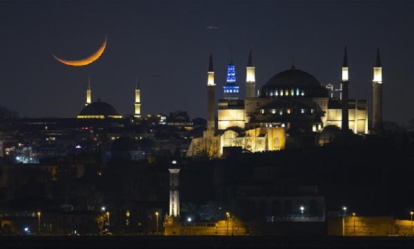 NEVJEROVATNI PRIZORI: Polumjesec iznad Turske metropole obasjao džamije
