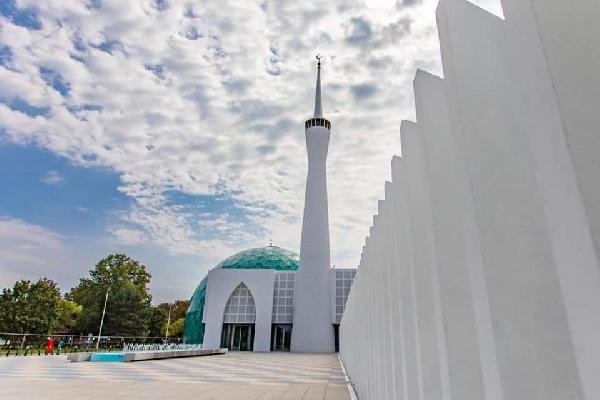 Čestitka našim komšijama, na otvoru Islamskog centra u Sisku. 