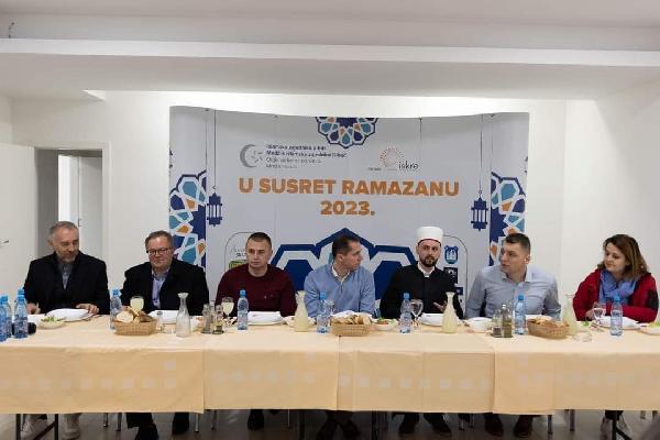 Bihaćki gradonačelnik Elvedin Sedić upriličio je večeras u prostoru Medžlisa IZ Bihać iftar za korisnike javnih kuhinja sa područja Grada Bihaća. 