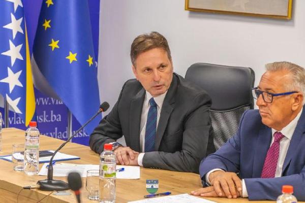 Službena posjeta USK:Federalni ministar Kemal Hrnjić susreo se sa premijerom USK-a Mustafom Ružnićem i bihaćkim gradonačelnikom Elvedinom Sedićem