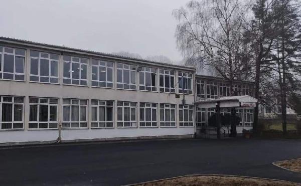 Danas je u Lukavcu bivši učenik teško ranio uposlenika škole.