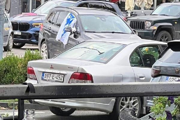 Policija u Doboju kaznila vozača zbog istaknute zastave sa ljiljanima na automobilu