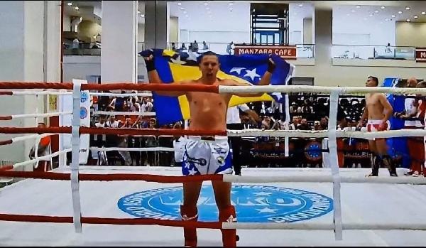 Bišanin Hassan Selimović, kickboxer KBS ''Favorit BH'' Bihać, osvojio je titulu juniorskog prvaka u disciplini Low kick K1-75