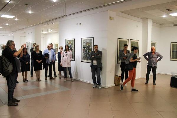 U utorak 19. septembra u Gradska Galerija Bihać otvorena je izložba Iskorak u mjestu Mirsad Konstatinović