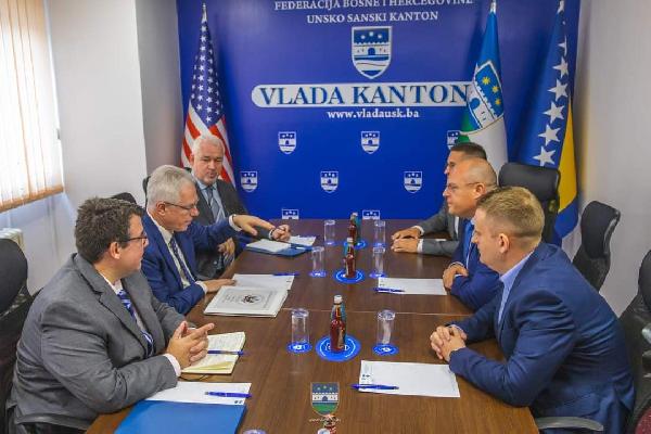 Ambasador SAD u BiH Michael Murphy boravi u posjeti Unsko-sanskom kantonu a u Bihaću se danas sastao sa predstavnicima kantonalne vlasti. 