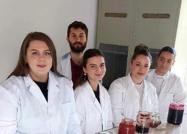 (Foto)Studenti IV godine, u okviru laboratorijskih vježbi (predmet Tehnologija voća i povrća), pripremaju džem od jagodičastog voća.
